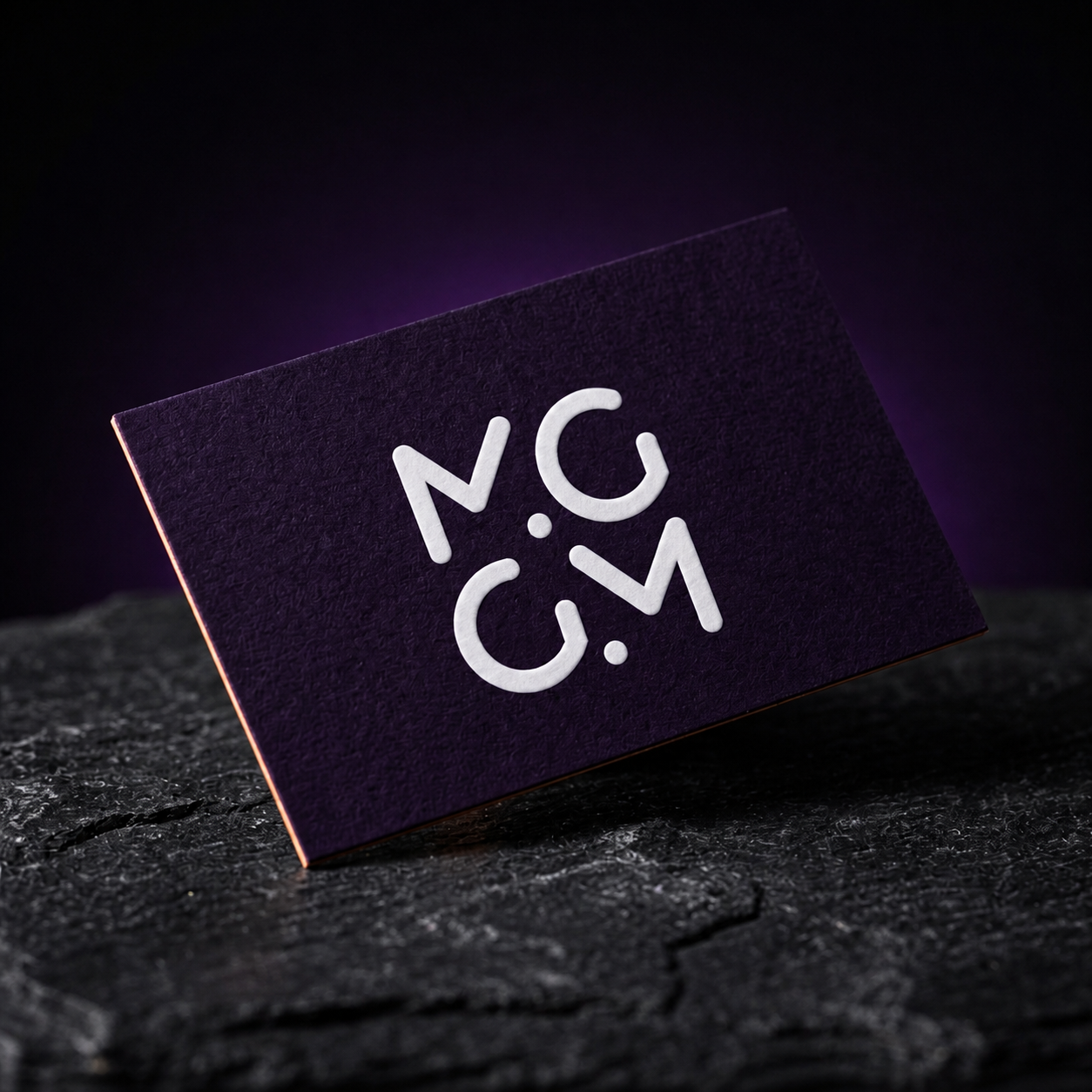 Mockup editorial de cartão roxo com monograma branco da Maggium